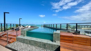 Utendørsbasseng, bassengparasoller og solsenger