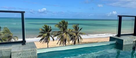 Utomhuspool, parasoller och solstolar