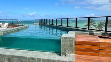 Superior Apartment | Kolam renang | Kolam renang terbuka, payung kolam, kerusi lepak pantai