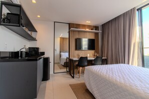 Apartamento básico, sacada, vista parcial para o mar | Wi-Fi de cortesia