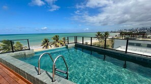 Outdoor pool, pool umbrellas, pool loungers - Breeze (Joao Pessoa)