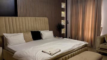 Comfort Room, Balcony, City View | Desk, laptop workspace, blackout curtains, soundproofing