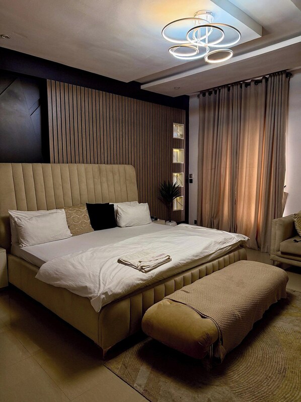 Comfort Room, Balcony, City View | Desk, laptop workspace, blackout drapes, soundproofing