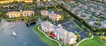 The Seaside Sanctuary - WALK TO BEACH and HEATED POOL!