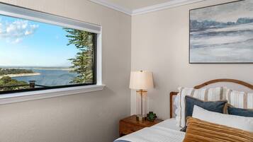 5 bedrooms, desk, iron/ironing board, travel cot