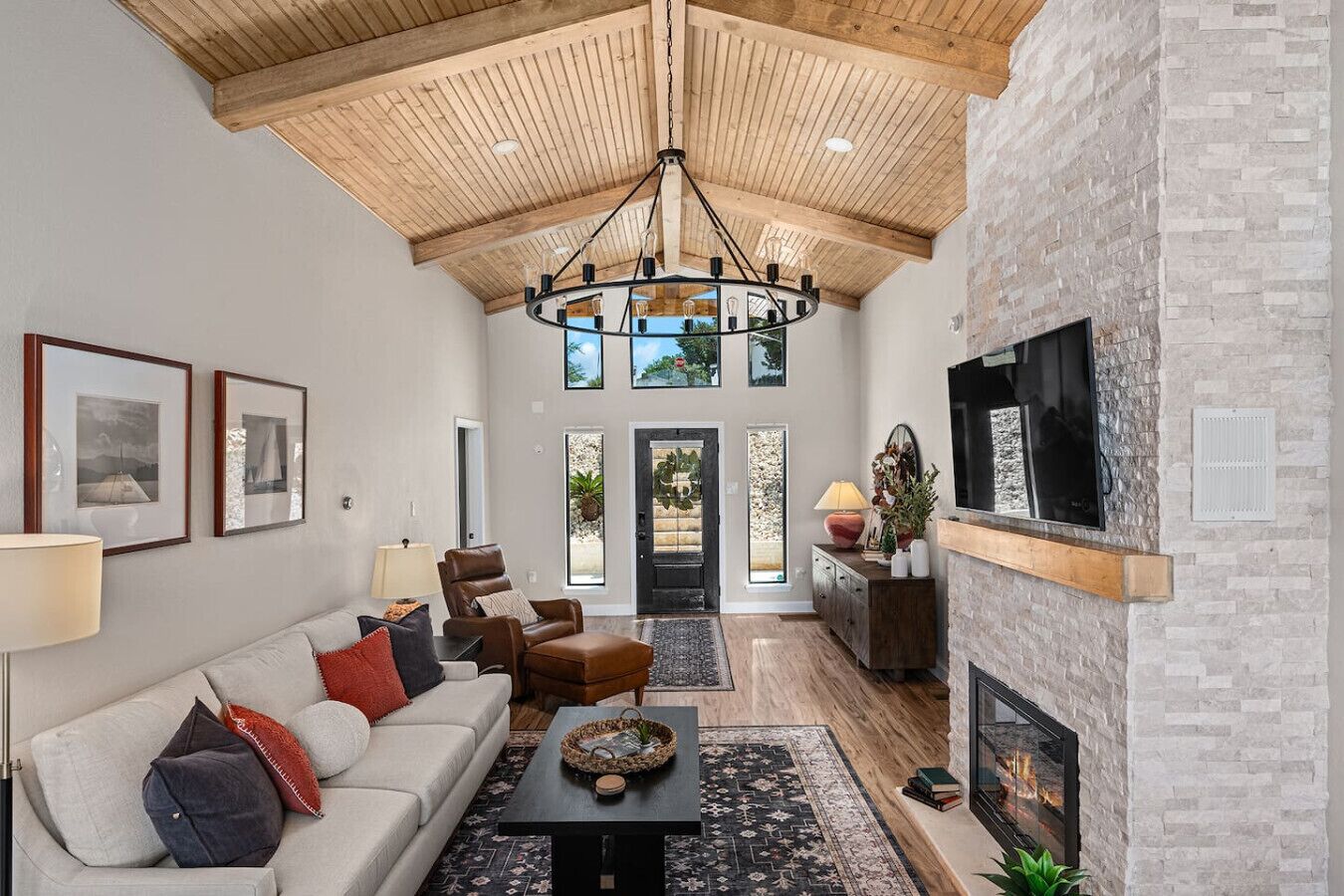 Smart TV, chimenea, videojuegos y reproductor de DVD 