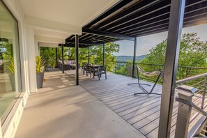 Outdoor dining - Guest rave-super clean “LAKE”view from both decks (Canyon Lake)