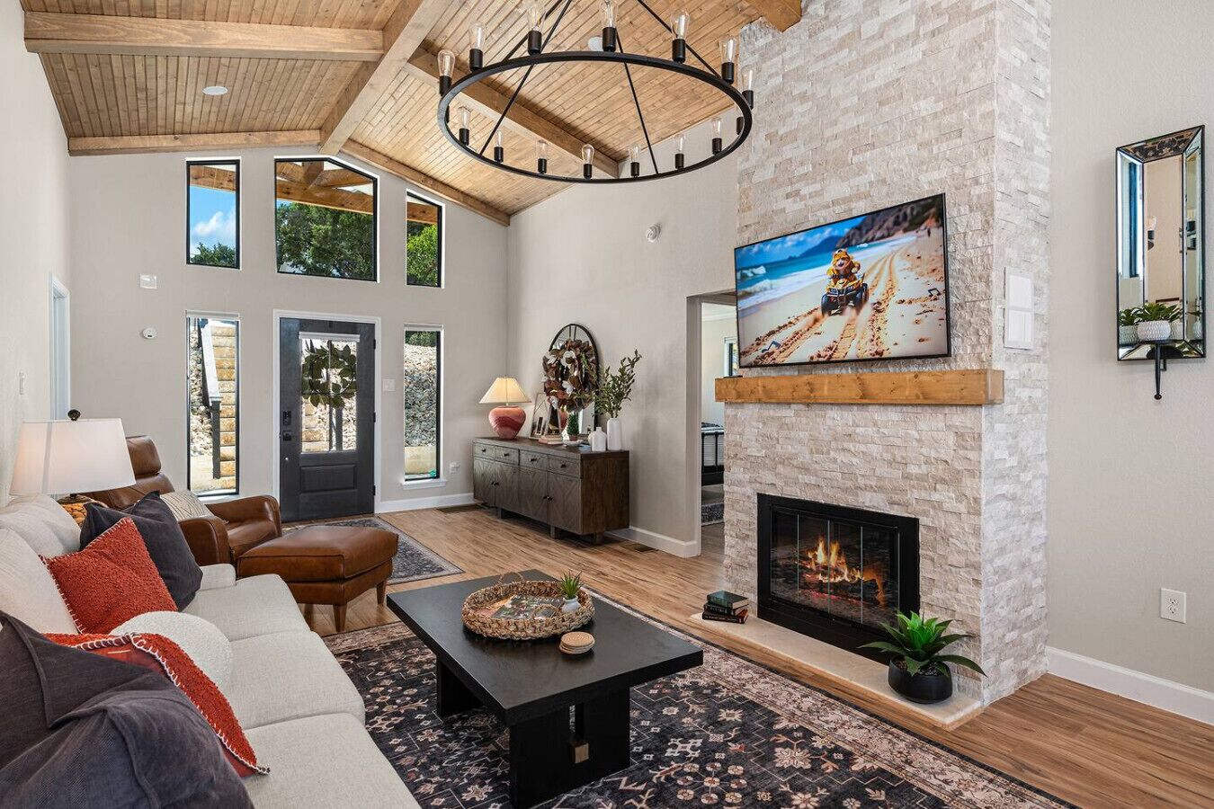 Älytelevisio, takka, videopelejä, DVD-soitin