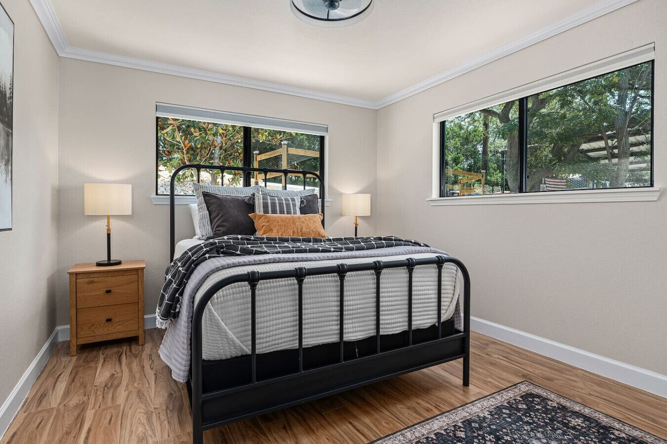 5 habitaciones, escritorio y tabla de planchar con plancha 