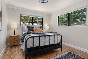 5 bedrooms, desk, iron/ironing board, travel cot - Guest rave-super clean “LAKE”view from both decks (Canyon Lake)