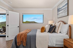 5 slaapkamers, een bureau, een strijkplank/strijkijzer, reisbedje