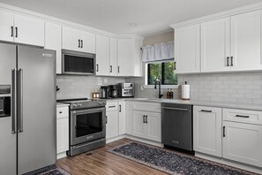 Réfrigérateur, four à micro-ondes, un four, surface de cuisson