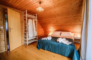2 dormitorios, tabla de planchar con plancha, ropa de cama