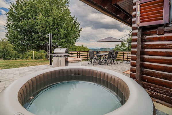 Outdoor dining - Log Cabin Vista View - Two Bedroom Cabin (Bizeljsko)