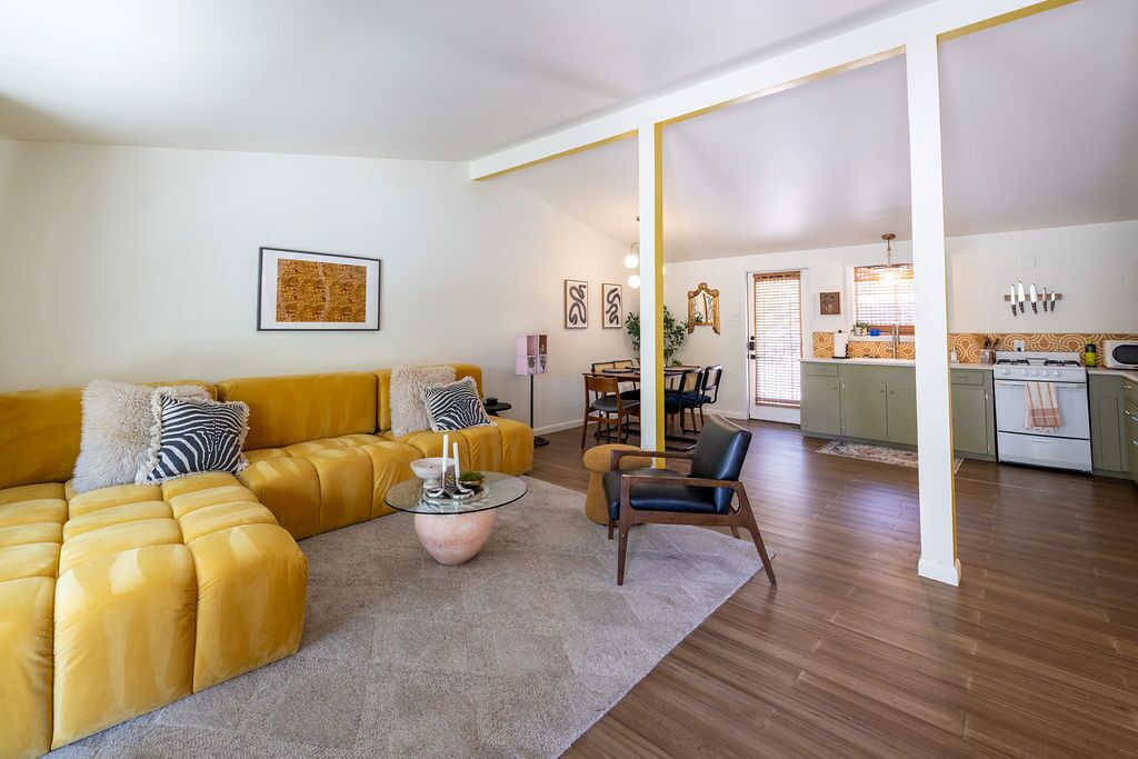 Dvd-spelare, böcker och ett filmbibliotek