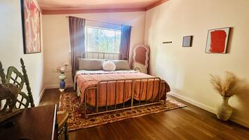 2 bedrooms, desk, WiFi, bed sheets