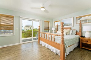 5 slaapkamers, een bureau, een strijkplank/strijkijzer, reisbedje