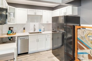 Réfrigérateur, micro-ondes, plaque de cuisson, lave-vaisselle