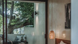 Phòng Suite Deluxe, ban công, quang cảnh sân vườn (1) | Màn/rèm cản sáng, truy cập Internet không dây miễn phí, bộ trải giường 