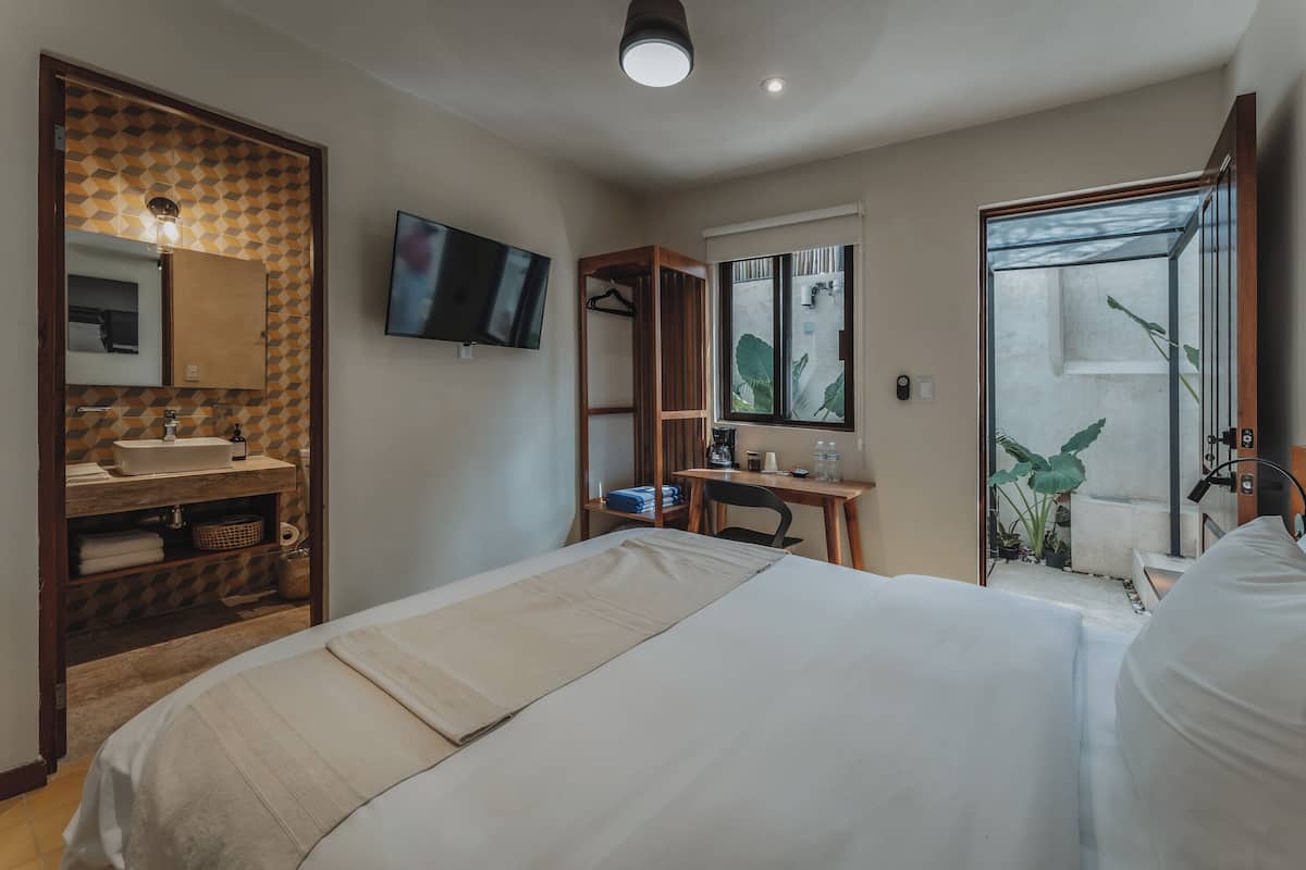 Blackout drapes, free WiFi, bed sheets