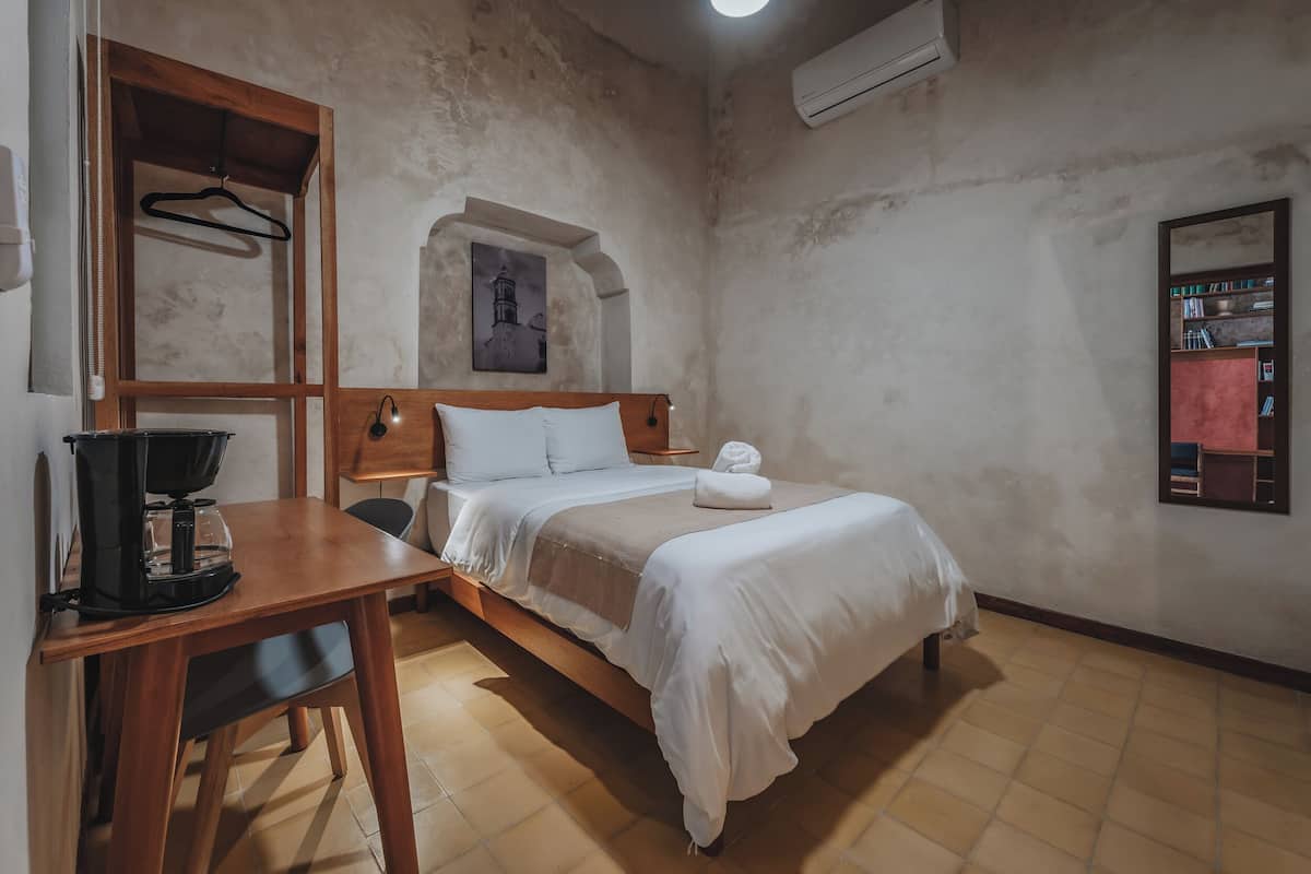 Blackout drapes, free WiFi, bed sheets