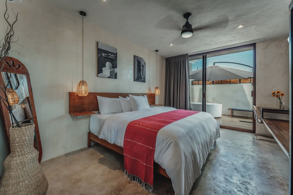 Deluxe Suite, Balcony, Courtyard View | Blackout curtains, free WiFi, bed sheets