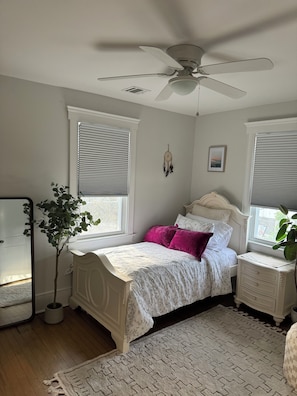 4 bedrooms, iron/ironing board, WiFi, bed sheets