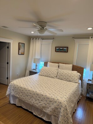 4 bedrooms, iron/ironing board, WiFi, bed sheets