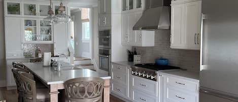 Refrigerador, microondas, horno, placa de cocina