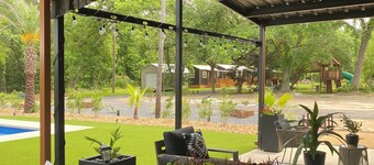 Cozy 1-bedroom cabin with AC, fitness room in welcoming Point Blank