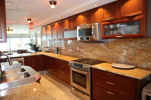 Microondas, horno, placa de cocina