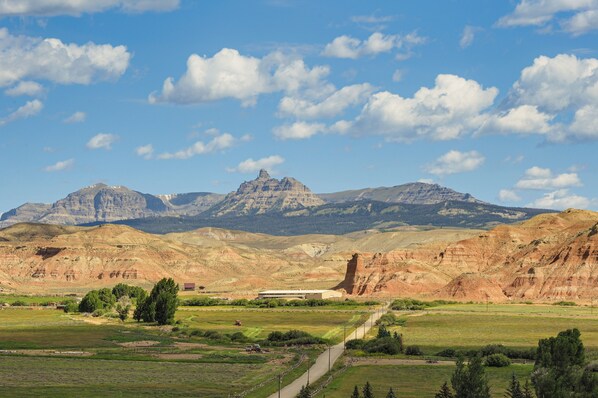 A mountainous landscape with a clear sky. - Stunning Mountain Views: Spacious Cabin in Dubois! (Dubois)