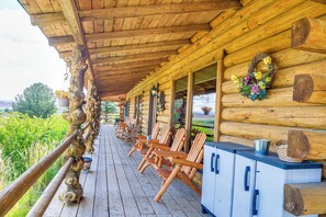Terrace/patio - Stunning Mountain Views: Spacious Cabin in Dubois! (Dubois)