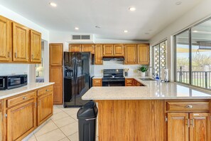 Fridge, microwave, stovetop, dishwasher