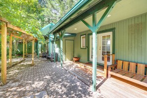 Terrace/patio - Spring-Fed Soaking Tub! Lush Central Oregon Haven (McKenzie Bridge)