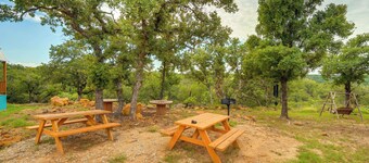 'Galactikitty' - Quirky Cabin Near Lake Brownwood!