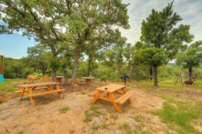 'Galactikitty' - Quirky Cabin Near Lake Brownwood!