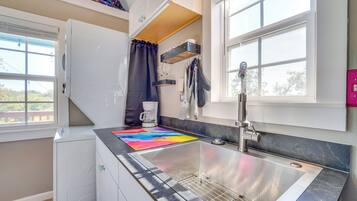 Jääkaappi, mikroaaltouuni, kahvin-/teenkeitin