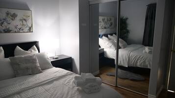 3 slaapkamers, een strijkplank/strijkijzer, internet, beddengoed