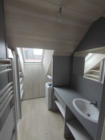 APARTMENT BETWEEN LAND AND SEA IN A SMALL TOWN OF CHARACTER