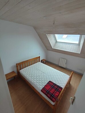 2 bedrooms, internet, bed sheets - APARTMENT BETWEEN LAND AND SEA IN A SMALL TOWN OF CHARACTER (Malestroit)