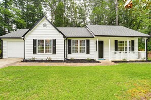 Exterior - Walk to Dtwn Woodstock: Modern Home w/ Patio! (Woodstock)