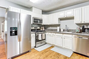 Fridge, microwave, stovetop, dishwasher - Walk to Dtwn Woodstock: Modern Home w/ Patio! (Woodstock)