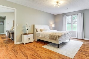 4 bedrooms, iron/ironing board, internet, bed sheets