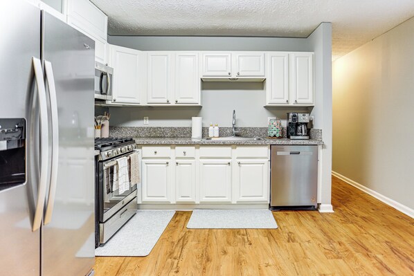 Fridge, microwave, stovetop, dishwasher