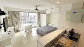 Estudio, balcón, vista a la ciudad | Cortinas blackout y wifi gratis