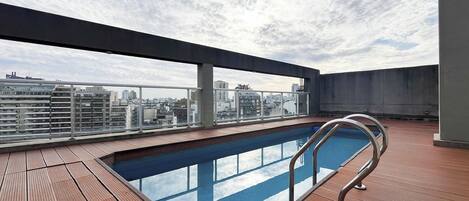 Een seizoensgebonden buitenzwembad