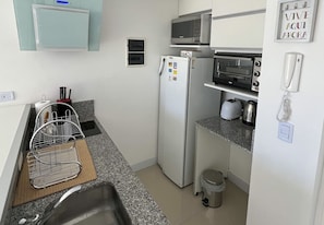 Studio, Balcony, City View | Private kitchen
