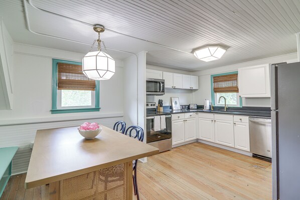 Fridge, microwave, stovetop, dishwasher