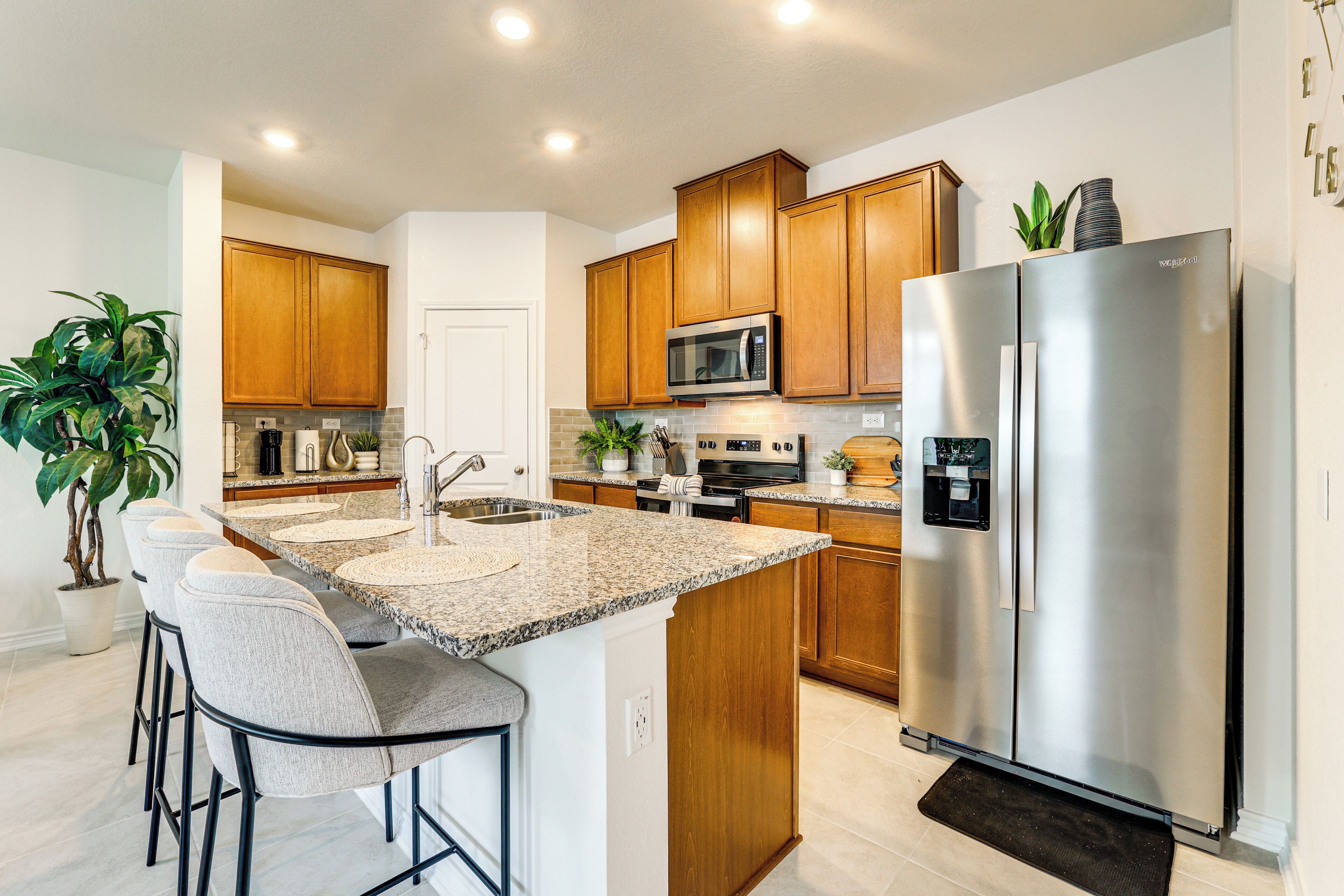 Fridge, microwave, stovetop, dishwasher